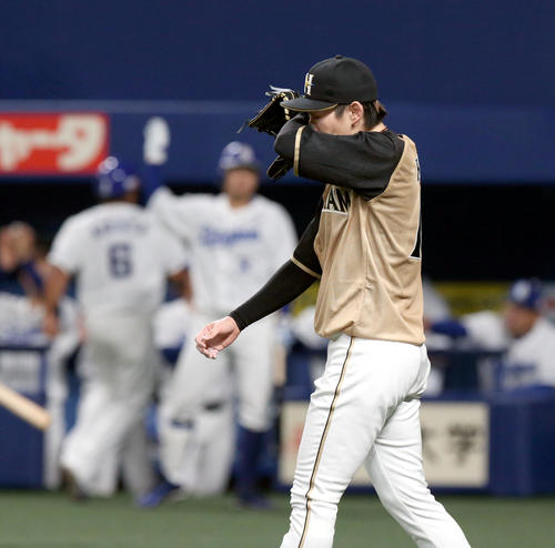 中日対日本ハム　3回裏中日1死二塁、大島に先制となる右前適時打を打たれる日本ハム金子（撮影・佐藤翔太）