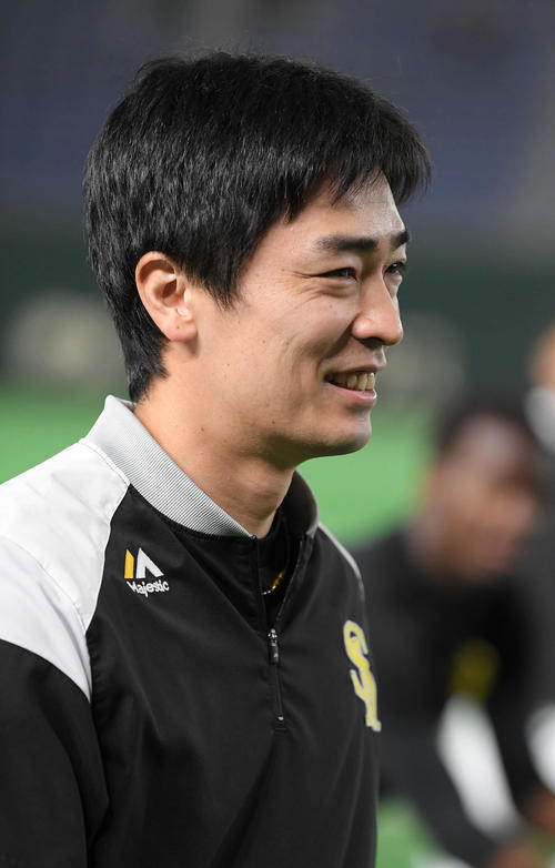 試合開始前、グラウンドで笑顔を見せるソフトバンクの和田（撮影・加藤諒）
