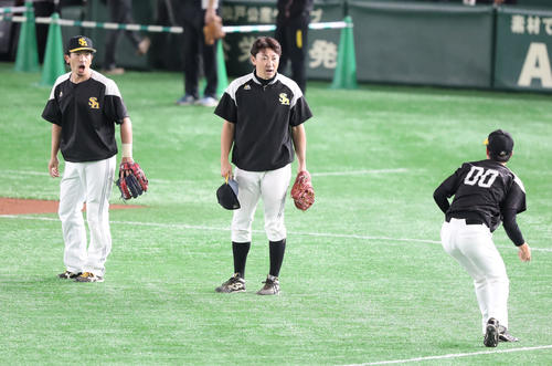 巨人対ソフトバンク　試合前練習で打球を後逸したソフトバンク川瀬（右）は内川（中央）、松田のお叱りを受ける（撮影・垰建太）