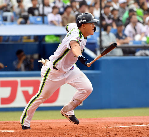ヤクルト対ロッテ　5回裏ヤクル2死二塁、、中山は右中間へ適時二塁打を放つ（撮影・滝沢徹郎）