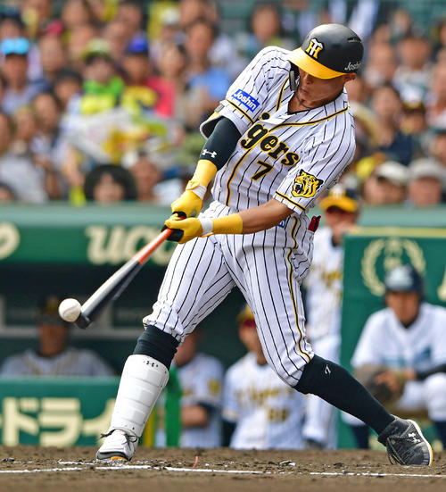 4回裏阪神1死三塁、バットの先に当て中前への適時打とする糸井嘉男（撮影・清水貴仁）