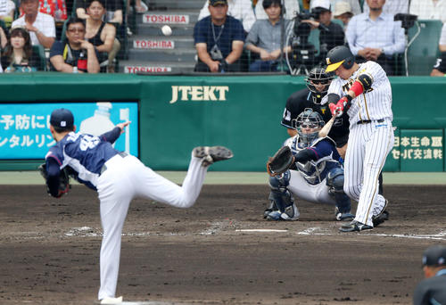 阪神対西武　4回裏阪神1死一塁、大山は右線二塁打を放つ（撮影・加藤哉）