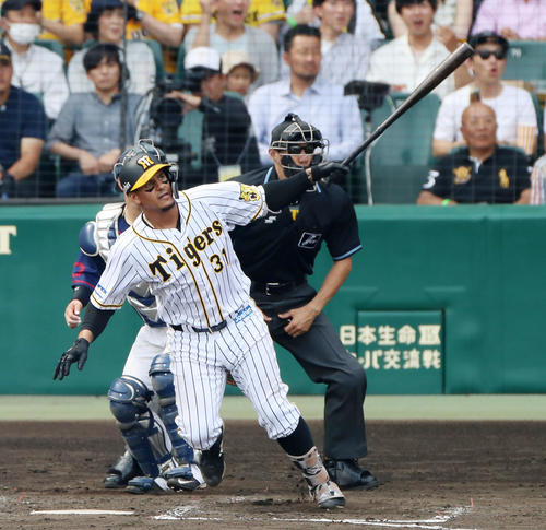 阪神対西武　4回裏阪神1死二、三塁、マルテは左前適時打を放つ（撮影・加藤哉）