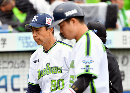 ヤクルト対ロッテ　8回、交代を告げ引き揚げるヤクルト小川監督（奥）。手前は三振に倒れ引き揚げる村上（撮影・滝沢徹郎）
