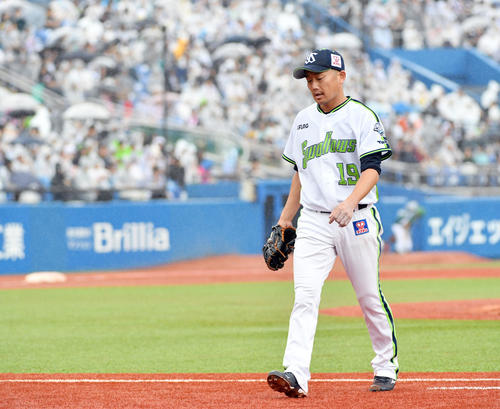 ヤクルト対ロッテ　3回、ロッテのレアードに3点本塁打を浴びた石川は厳しい表情で引き揚げる（撮影・滝沢徹郎）