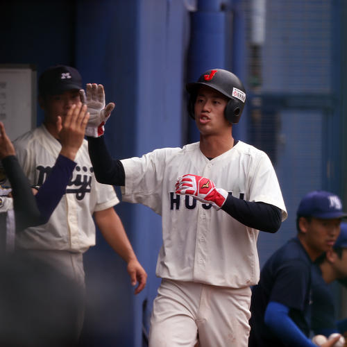 B組対A組　6回裏、生還しハイタッチする法大・宇草（撮影・大野祥一）