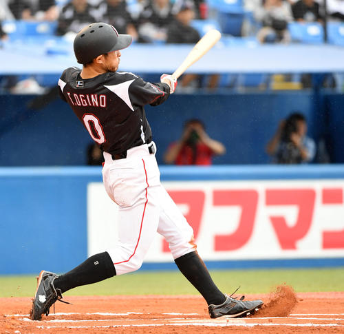 ヤクルト対ロッテ　6回表ロッテ1死、荻野は左前打を放つ（撮影・滝沢徹郎）