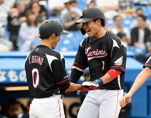 ヤクルト対ロッテ　5回表ロッテ無死二塁、右越えに2点本塁打を放った鈴木（右）は生還し荻野とタッチを交わす（撮影・滝沢徹郎）