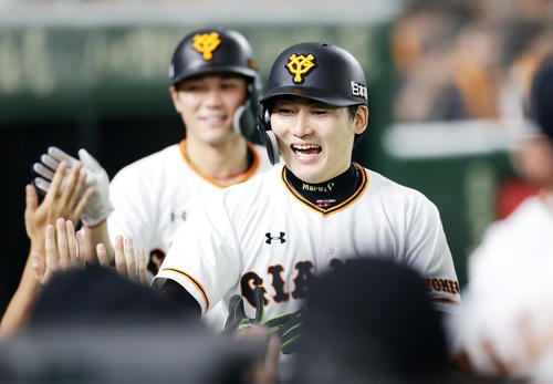 巨人対ソフトバンク　3回裏巨人2死一、三塁、岡本の2点適時二塁打で生還した丸（手前）と坂本勇は笑顔でナインとハイタッチ（撮影・浅見桂子）