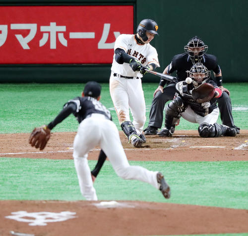 巨人対ソフトバンク　3回裏巨人2死一、二塁、先制の中前適時打を放つ丸。投手高橋礼（撮影・垰建太）