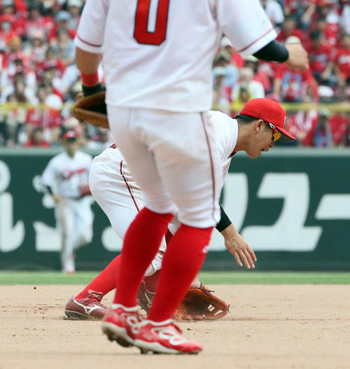 広島対オリックス　6回表オリックス無死一塁、小園は吉田正の打球をトンネルする（撮影・栗木一考）