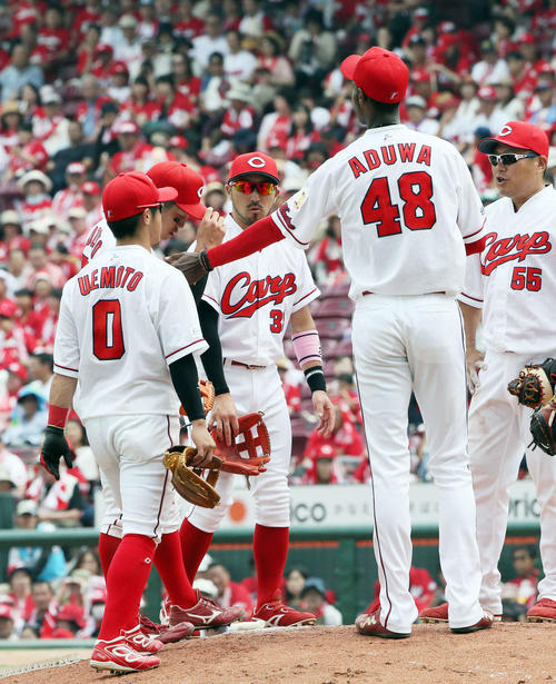 広島対オリックス　6回表オリックス無死一塁、吉田正尚の遊ゴロを失策した小園海斗（左奥）はアドゥワ誠（右手前）から声をかけられる（撮影・栗木一考）