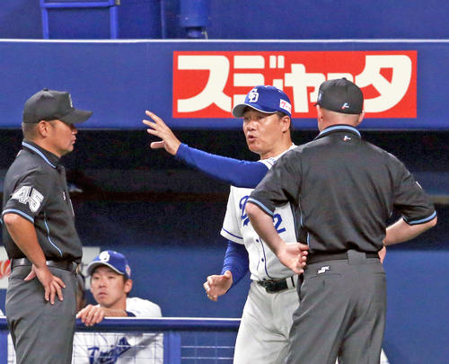 4回裏中日1死三塁、与田監督は平田の三ゴロで本塁突入した松井雅のアウト判定に抗議する（撮影・佐藤翔太）