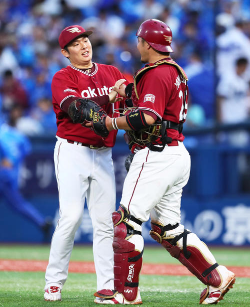 DeNA対楽天　勝利しタッチを交わす楽天の松井（左）と山下（撮影・足立雅史）