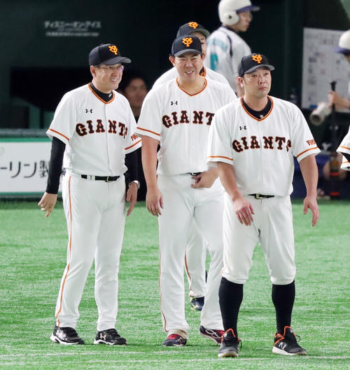 巨人対ソフトバンク　ソフトバンクに勝ち整列の前に原監督（左）は山口（中央）に声をかけ笑顔を見せる（撮影・垰建太）