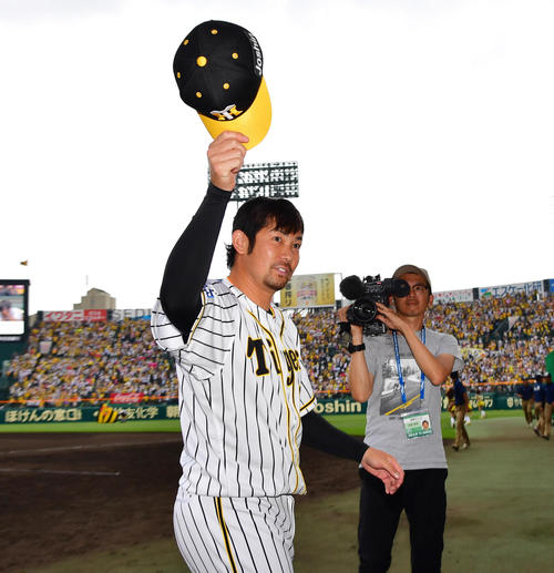 阪神対西武　ファンの声援に応えて引き揚げる岩田（撮影・清水貴仁）