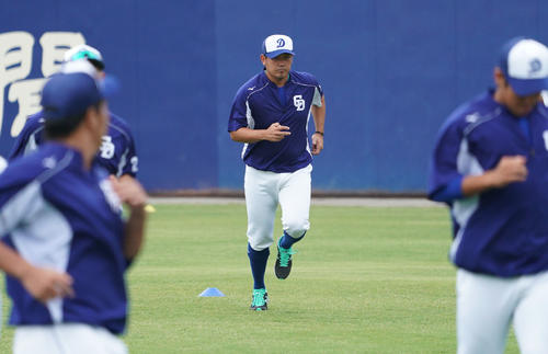昨日の試合登板から一夜明け、ナインと共に調整する松坂大輔（撮影・森本幸一）