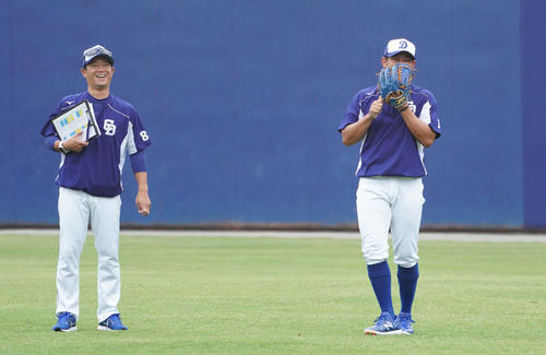 小笠原孝2軍投手コーチと談笑する松坂大輔（撮影・森本幸一）
