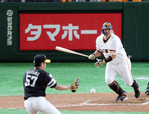 巨人対ソフトバンク　6回裏巨人1死二塁、中前適時打を放つ阿部。投手嘉弥真（撮影・垰建太）