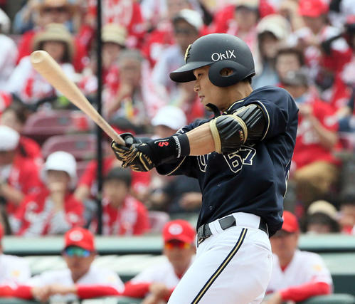 広島対オリックス　6回表オリックス無死二、三塁、中川圭太は2点左前適時打を放つ（撮影・栗木一考）