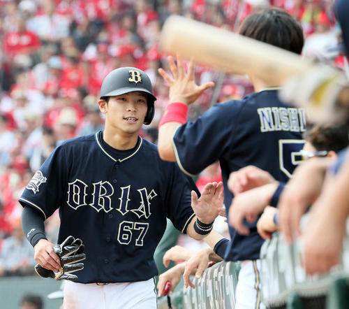 広島対オリックス　6回表オリックス1死一、三塁、若月健矢の三ゴロを磯村嘉孝が走塁妨害。走者中川圭太は生還する（撮影・栗木一考）