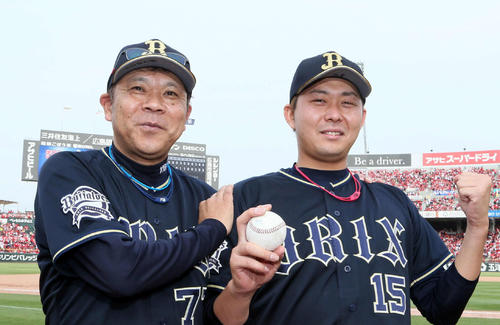 広島対オリックス　プロ初勝利を飾り西村監督（左）と笑顔を見せる荒西（撮影・栗木一考）