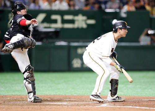 巨人対ソフトバンク　7回裏巨人無死一塁、一塁走者重信が二塁盗塁を試み、送球する捕手甲斐（左）の前でバットを低く下ろす小林（撮影・浅見桂子）