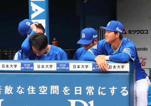 DeNA対楽天　1回途中、1死も取れず降板したDeNA大貫（左）はベンチに戻りうなだれる（撮影・足立雅史）