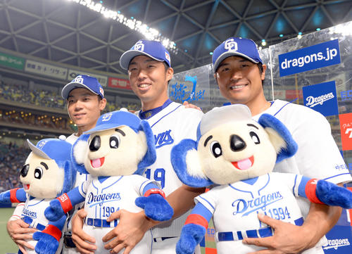 中日対日本ハム　お立ち台で笑顔を見せる、左から大島、吉見、平田（撮影・森本幸一）