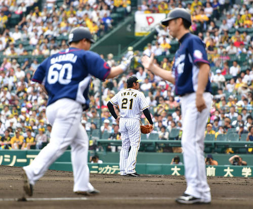 阪神対西武　4回表西武2死、中村剛也に2打席連発となる左越え本塁打を浴びる岩田稔（撮影・清水貴仁）