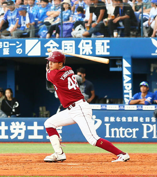 DeNA対楽天　5回表楽天2死一、二塁、横浜スタジアムで中越え2点適時二塁打を放つ渡辺佳（撮影・足立雅史）