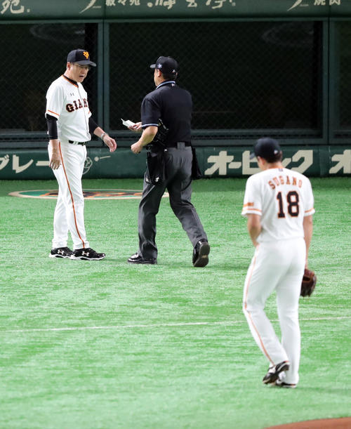 巨人対ソフトバンク　2回表ソフトバンク無死一塁、菅野（手前）の交代を告げる原監督（撮影・垰建太）