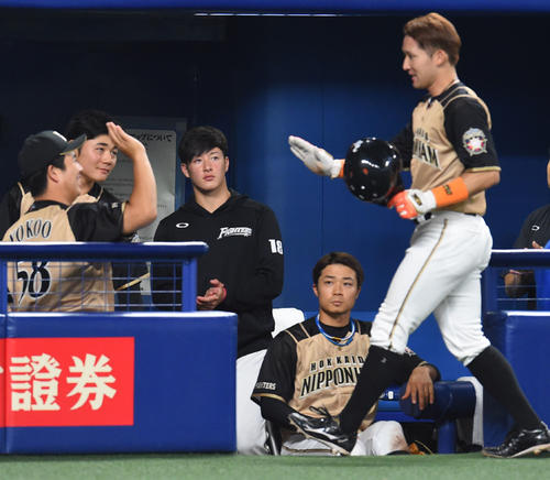 生還した杉谷を迎えるベンチの吉田輝星（撮影・森本幸一）
