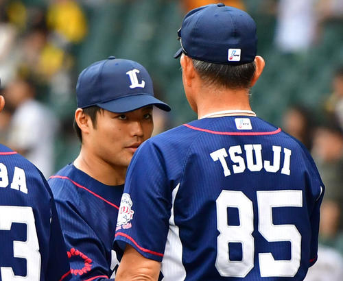 阪神対西武　3勝目を挙げ辻発彦監督（右）と握手を交わす松本航（中央）