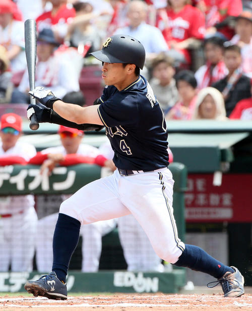 3回表オリックス1死一塁、福田周平は右前打を放つ（撮影・栗木一考）