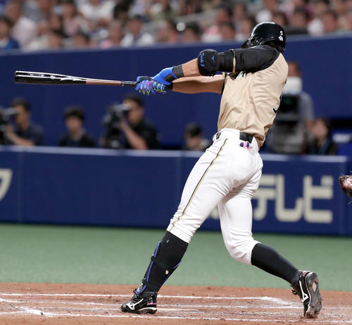 中日対日本ハム　7回表日本ハム2死一、三塁、大田は中前適時打を放つ（撮影・佐藤翔太）