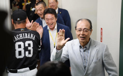 巨人対ソフトバンク　巨人に勝利して交流戦優勝を決めたソフトバンクナインをねぎらう王会長（撮影・加藤諒）