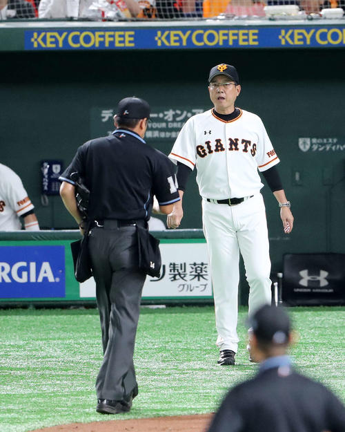 巨人対ソフトバンク　2回表、投手交代を告げる巨人原監督（撮影・鈴木正人）