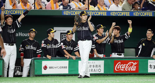 巨人対ソフトバンク　1回表ソフトバンク1死満塁、松田宣の打球を坂本勇が三塁悪送球し、二塁走者のデスパイネがそのまま生還し、拍手で喜ぶ和田（中央）ら（撮影・浅見桂子）