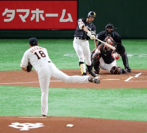 巨人対ソフトバンク　1回表ソフトバンク無死、先頭の福田は右越えソロ本塁打を放つ。投手菅野（撮影・垰建太）