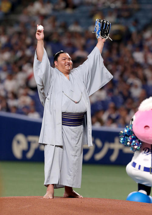 中日対日本ハム　始球式を務め笑顔を見せる御嶽海（撮影・佐藤翔太）