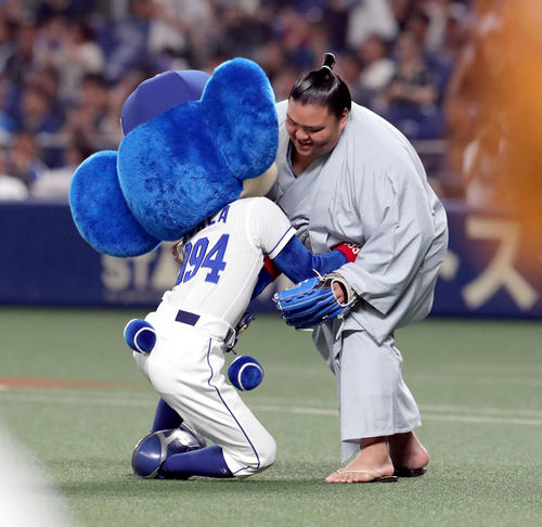 中日対日本ハム　中日マスコットキャラクターのドアラと取り組みをする御嶽海（撮影・佐藤翔太）