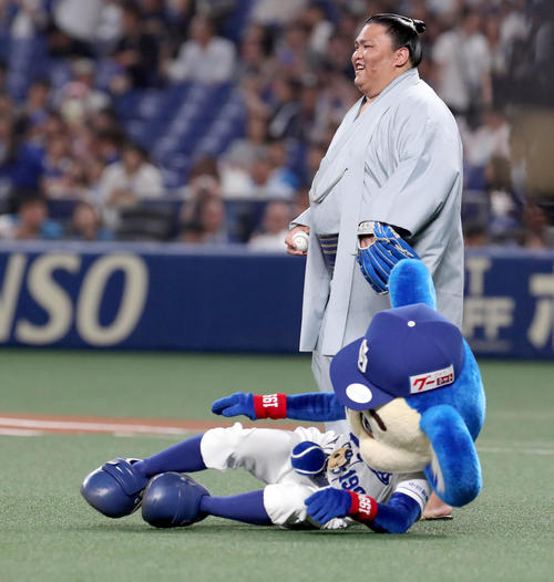 中日対日本ハム　中日マスコットキャラクターのドアラを投げ飛ばし笑顔を見せる御嶽海（撮影・佐藤翔太）