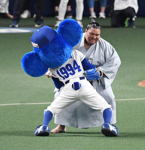 中日対日本ハム3回戦　スピードボールコンテストに出場した御嶽海は、投球前にドアラと相撲を取る（撮影・前岡正明）