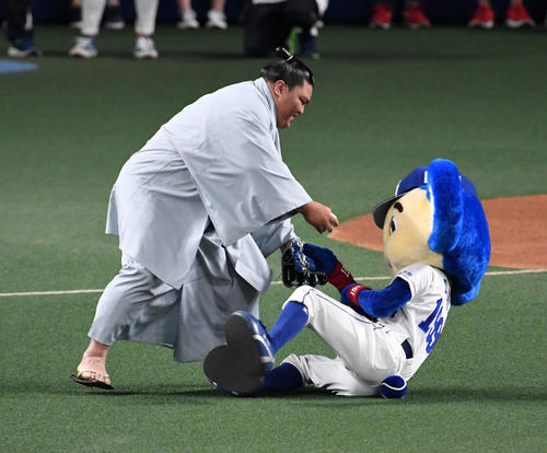 中日対日本ハム　スピードボールコンテストに出場した御嶽海は、投球前にドアラと相撲を取り完勝（撮影・前岡正明）