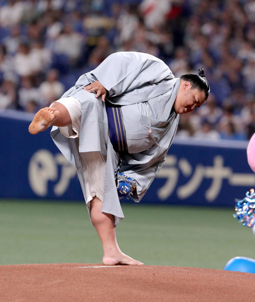 中日対日本ハム　マウンド上で四股を踏む御嶽海（撮影・佐藤翔太）