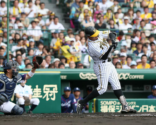 阪神対西武　1回裏阪神2死一、二塁、ジェフリー・マルテは先制の中前適時打を放つ（撮影・上山淳一）