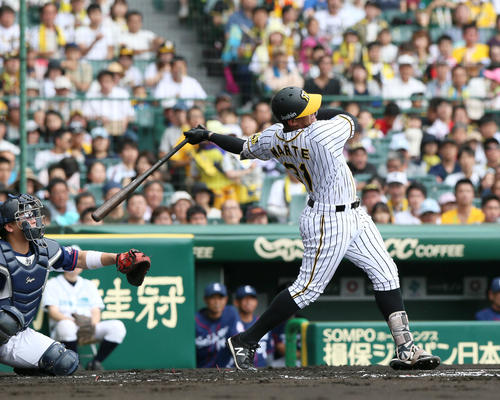 阪神対西武　1回裏阪神2死一、二塁、ジェフリー・マルテは先制の中前適時打を放つ（撮影・上山淳一）