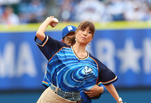 DeNA対楽天　始球式を務めたhitomi（撮影・足立雅史）