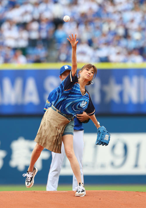 DeNA対楽天　始球式を務めたhitomi（撮影・足立雅史）